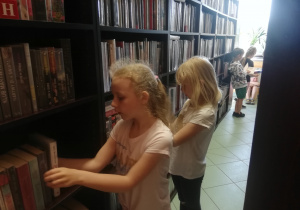 dziewczynki oglądają książki